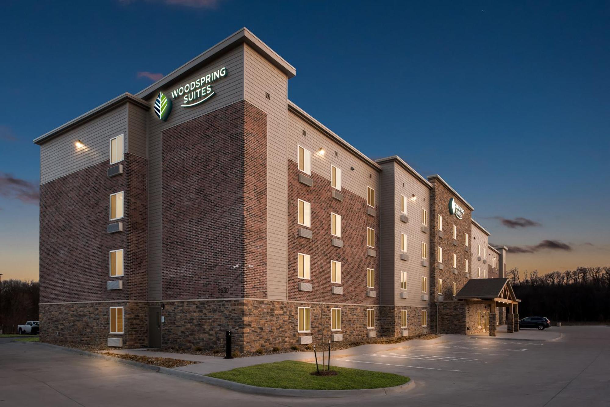 Woodspring Suites Coralville Iowa City Exterior foto